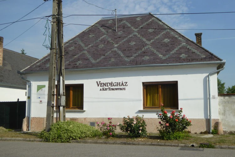 1468336265-2396-vendeghaz-a-ket-toronyhoz-utcafront-rozsakkal-1499856045.jpg
