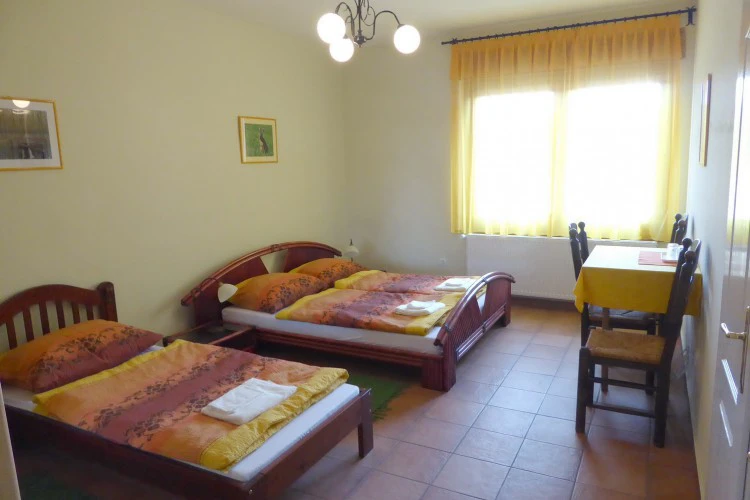 1468336427-8148-vendeghaz-a-ket-toronyhoz-belso-szoba-1499856043.jpg