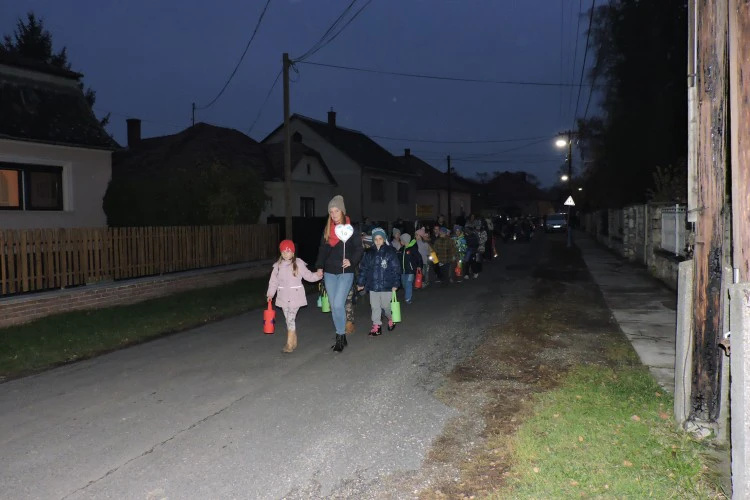 1479885993-479-lampion-felvonulas-lebenyjpg-1499861951.jpg