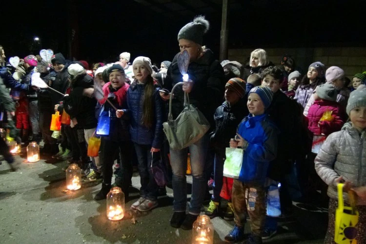 1479886156-0146-lampion-felvonulas-lebeny-6-1499861952.jpg