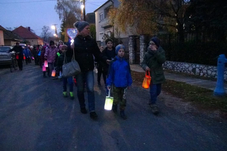 1479886285-0463-lampion-felvonulas-lebeny-8-1499861952.jpg