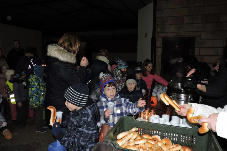 1479886479-2464-lampion-felvonulas-lebeny-2jpg-1499861954.jpg