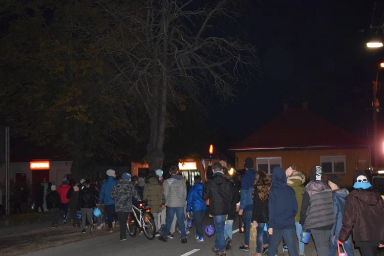 lebeny-iskola-lampionos-felvonulas-1-1573478011.JPG