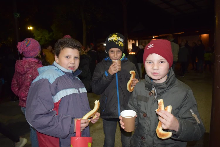 lebeny-iskola-lampionos-felvonulas-11-1573478164.JPG