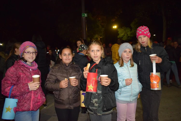 lebeny-iskola-lampionos-felvonulas-12-1573478176.JPG