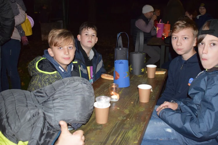 lebeny-iskola-lampionos-felvonulas-14-1573478205.JPG