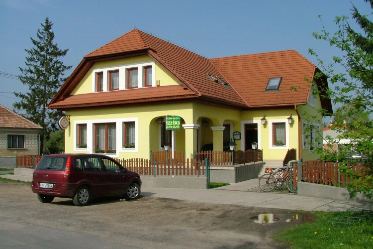 pizzeria-1499856255.jpg
